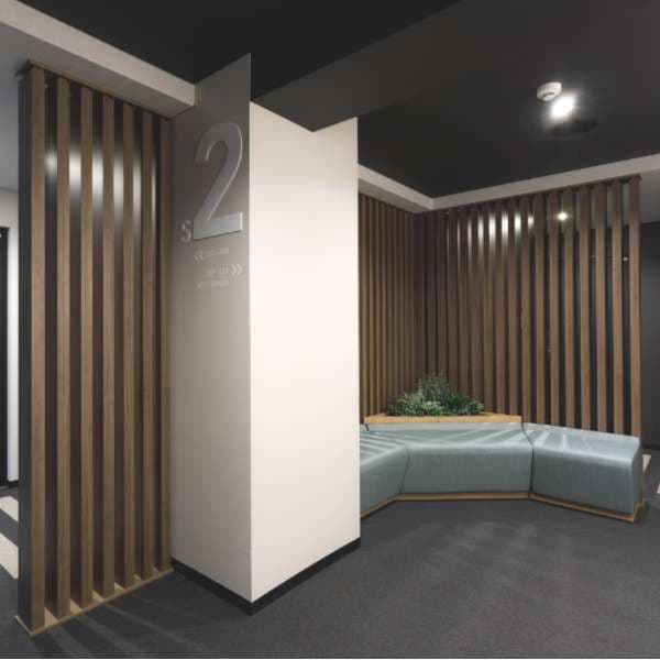 エレベーターホールと屋内廊下